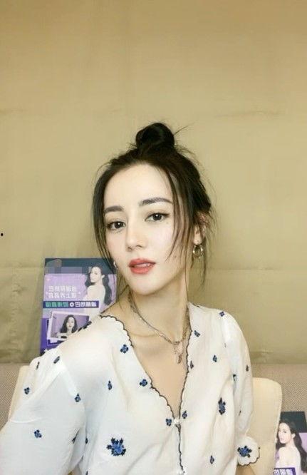 正在播放女神网红,直播现场人气爆棚